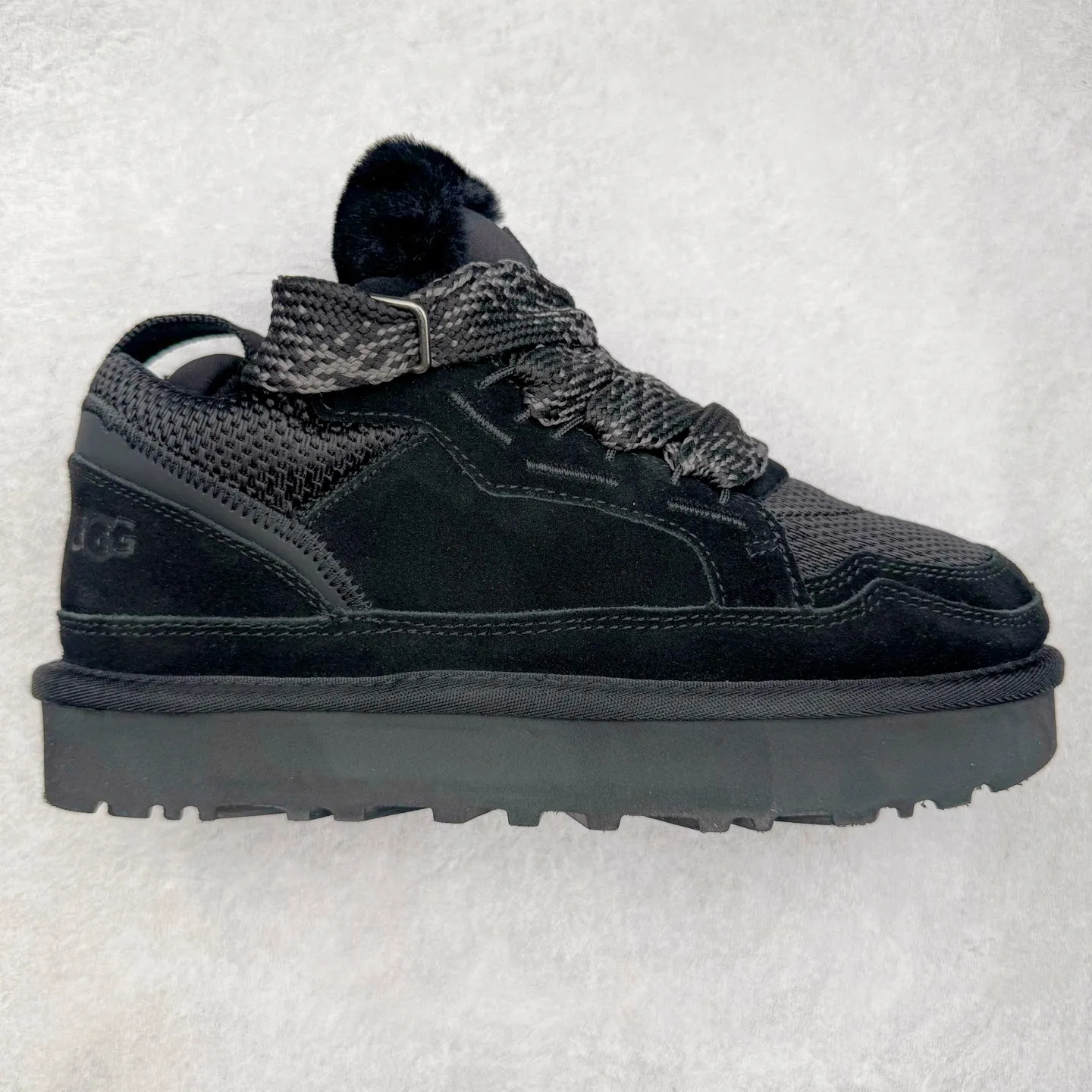 Pick up locally 💰600 UGG 4032 Meyer autumn and winter sheepskin and fur integrated snow boots. All shoes are made from the same factory as ZP. Longfeng A-grade Australian imported sheepskin and fur integrated men's and women's boots. Brand OEM production line. Fully follow the ZP process. OEM original pattern maker. Adhering to the principle of no original shoes and no development selection. Pay attention to every detail. The most authentic version on the market TREADLITE "Light Wing" technology outsole. Lightweight/durable/flexible/pile size: 35 36 37 38 39 40 41 42 43 44 45 Coding: by3936010